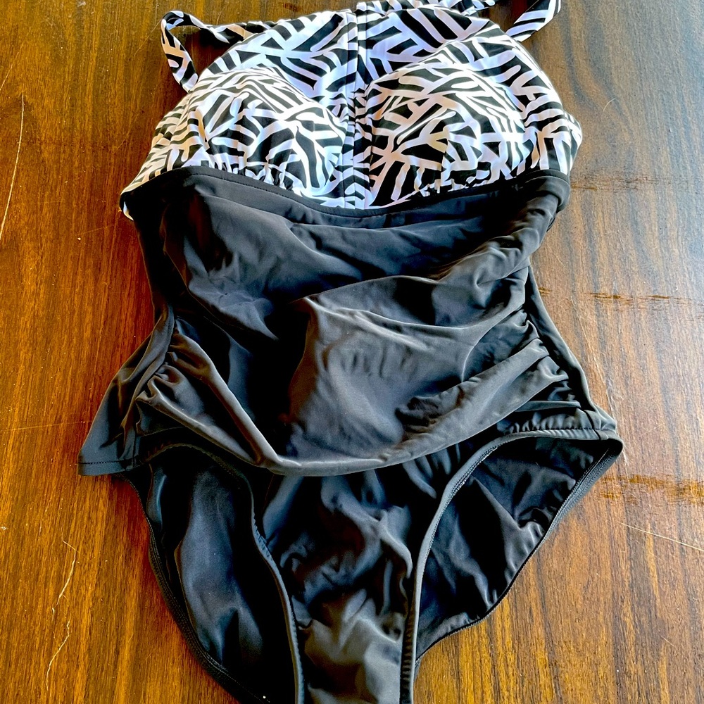 Women’s estilo style size 10 one piece swimsuit with adjustable straps